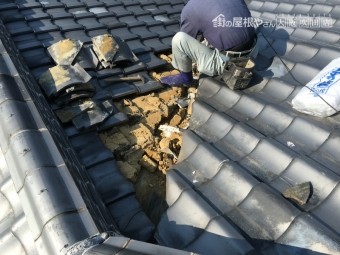 瓦をめくって土を撤去