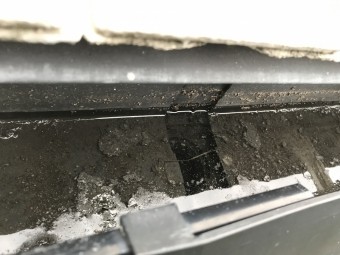 雨水のたまった詰まりの見られる雨どい