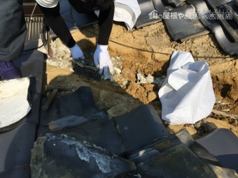 瓦をめくって土を撤去