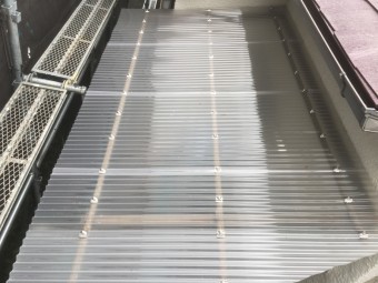 ポリカーボネート製の波板屋根