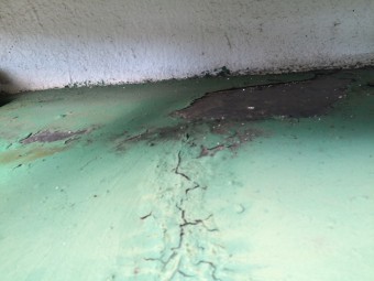 防水塗装の剥がれとクラック
