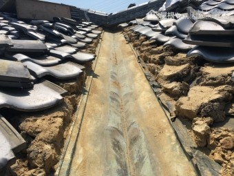 劣化した谷板金