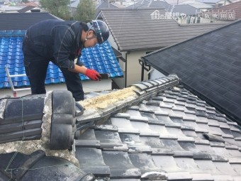 棟瓦が台風で飛散している状況