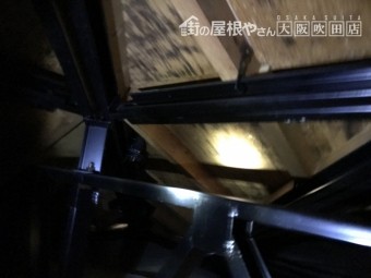 雨漏りで雨染みの見られる屋根裏