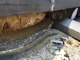 漆喰が剥がれた瓦屋根