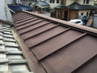 劣化した板金と金属屋根