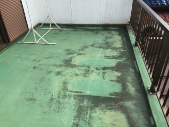 防水塗装の剥げた劣化したベランダバルコニー