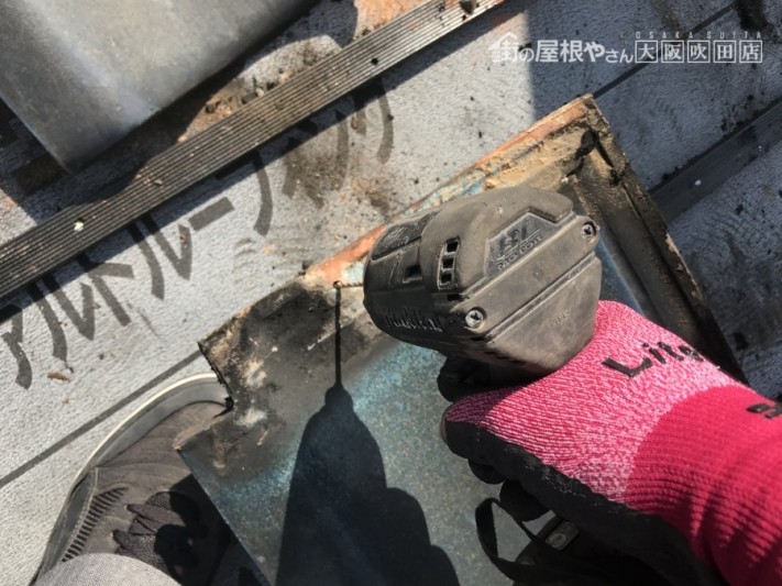 葺きなおす瓦に下穴をあけていきます。