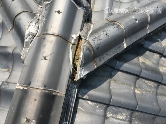 漆喰が剥がれた瓦屋根
