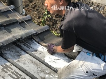 軒先万十瓦の下地になんばんを入れます。