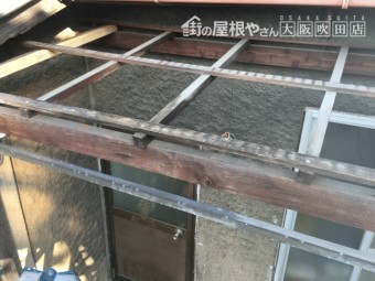 ポリカーボネートの屋根材を取り払った状態の木枠