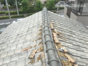 台風で吹き飛ばされた大棟の熨斗瓦