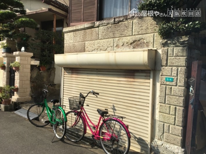 阿倍野区石ブロック塀が劣化し一部もろくなり剥がれている様子
