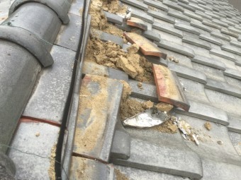 台風で吹き飛ばされた大棟の熨斗瓦