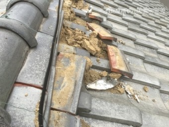 台風で吹き飛ばされた大棟の熨斗瓦
