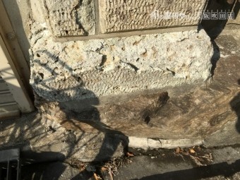 ブロック塀劣化により表面が剥がれ落ちている様子
