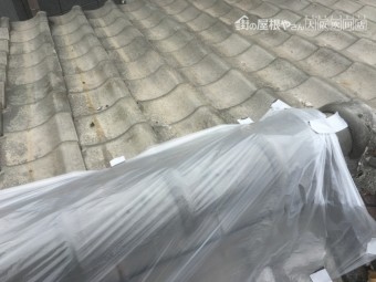 台風で崩壊した大棟をビニールでカバー