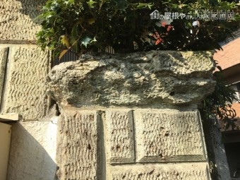 ブロック塀劣化により表面が剥がれ落ちている様子