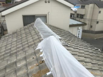 台風で崩壊した大棟をビニールでカバー