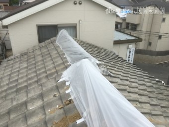 台風で崩壊した大棟をビニールでカバー