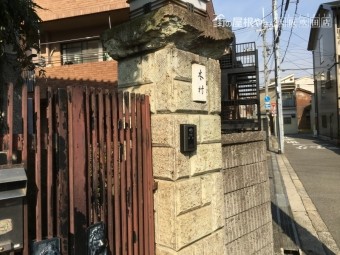 ブロック塀劣化により表面が剥がれ落ちている様子