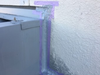養生テープとコーキング