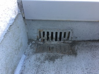 掃除してゴミの無いベランダドレン廻り