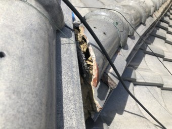 震災で崩壊した瓦屋根