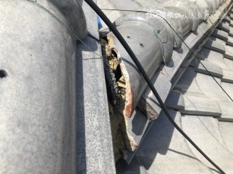 震災で崩壊した瓦屋根