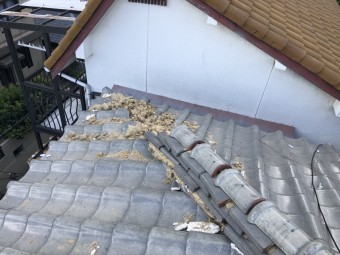 震災で崩壊した瓦屋根