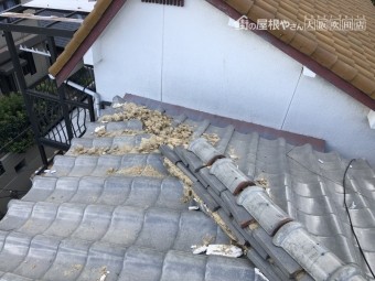 震災で崩壊した瓦屋根