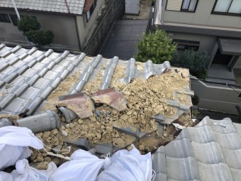 震災で崩壊した瓦屋根
