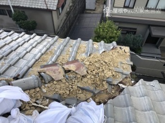 震災で崩壊した瓦屋根