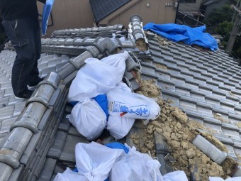 震災で倒壊した瓦と土の回収