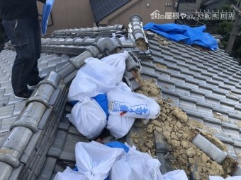 震災で倒壊した瓦と土の回収
