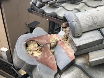 震災で崩壊した瓦屋根