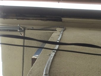 建物劣化した破風軒下
