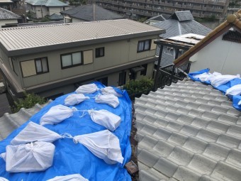 震災で崩壊した瓦屋根を養生