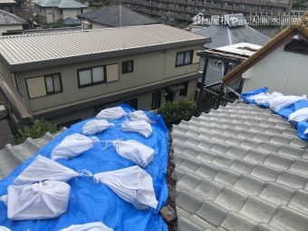 震災で崩壊した瓦屋根を養生