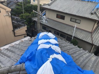震災で崩壊した瓦屋根を養生