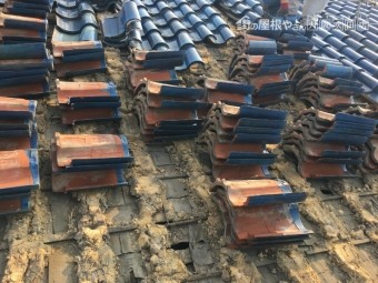 古い瓦の撤去作業