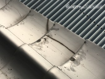 割れて劣化した瓦
