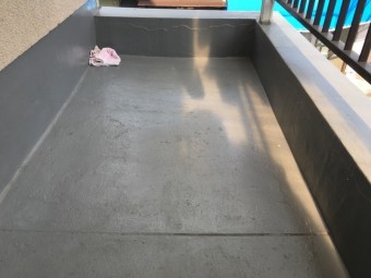 防水塗装の剥げたベランダバルコニー