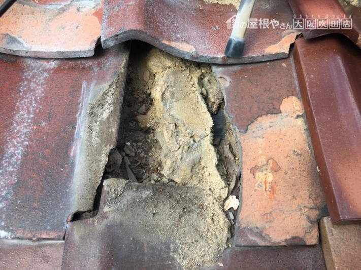 瓦の下に入っている葺き土の崩れ