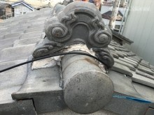 劣化した瓦屋根と漆喰