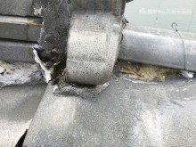 劣化した瓦屋根と漆喰