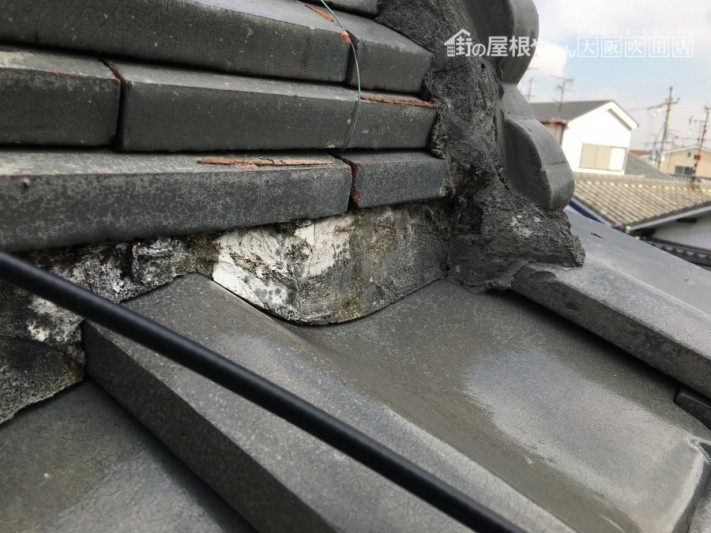 劣化した瓦屋根と漆喰