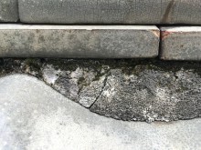 劣化した瓦屋根と漆喰