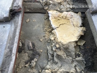 劣化した瓦屋根