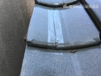 テープで補修した劣化した瓦屋根